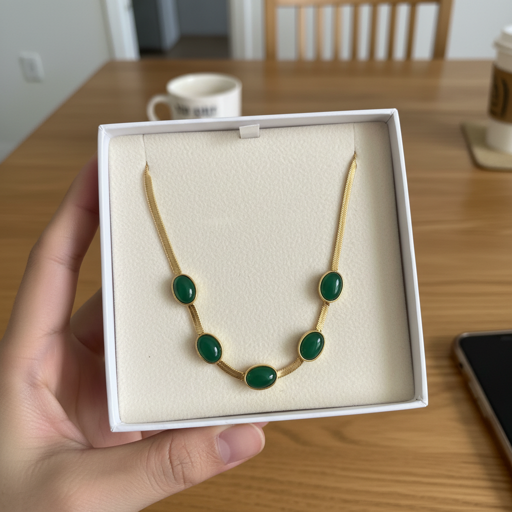 Casual unboxing necklace
